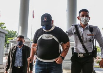 ALIFF Ashraf Abu dibawa ke Mahkamah Majistret Kuala Lumpur bagi menghadapi pertuduhan memandu secara melulu sehingga mengorbankan empat sekeluarga dalam sebuah kenderaan pelbagai guna. - FOTO/AFIQ RAZALI