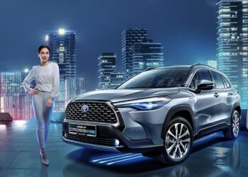 DUTA Corolla Cross Hybrid Electric, pelakon Diana Danielle dan Danny Koo bersama kenderaan itu pada majlis pelancarannya baru-baru ini.