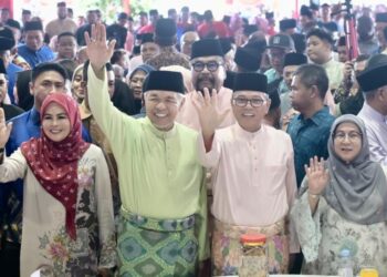 AHMAD ZAHID Hamidi (depan, dua dari kiri) hadir pada Majlis Rumah Terbuka Aidilfitri Badan Perhubungan UMNO Pahang di Sungai Koyan di Lipis, Pahang. - FOTO/SHAIKH AHMAD RAZIF