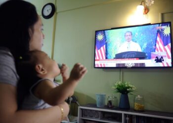 JANGANLAH kita sekadar menjadi penonton melihat usaha Perdana Menteri dan kerajaan sebagai entiti yang bertanggungjawab untuk mematahkan rantaian Covid-19. – UTUSAN/FAIZ ALIF AHMAD ZUBIR