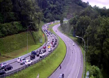 KEADAAN aliran trafik sesak berdekatan terowong Genting Sempah - Gombak berikutan terdapat kenderaan terbabas di KM 34 arah barat. - IHSAN LLMI