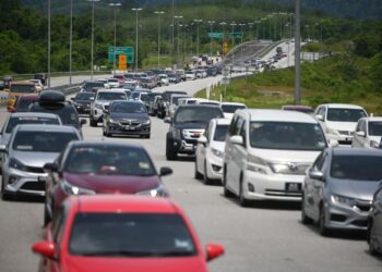 ALIRAN trafik menyaksikan pertambahan kenderaan di jalan raya berikutan orang ramai mula pulang ke rumah masing-masing setelah menyambut Hari Raya Aidilfitri ketika tinjauan di Plaza Tol Kuala Terengganu hari ini. - UTUSAN/PUQTRA HAIRRY