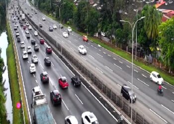 ALIRAN trafik bergerak perlahan menuju arah selatan di lebuh raya PLUS.