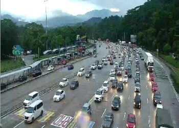KEADAAN trafik di Plaza Tol Gombak, Selangor. - IHSAN LLM