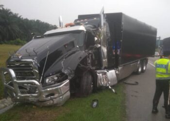 KEADAAN trak Mack milik keluarga Diraja Johor yang terlibat kemalangan di Kilometer 18.8 Lebuh raya Utara-Selatan, Kulai, Johor.