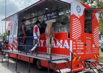 PENGUSAHA trak makanan bersaji di Kuantan, Pahang menarik nafas lega apabila dibenarkan beroperasi walaupun dalam tempoh pelaksanaan PKPD.