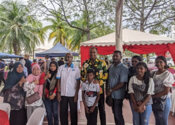 R. RAMANAN (tengah) bergambar bersama penduduk Sungai Buloh pada Majlis Kesyukuran anjuran beliau di Bukit Rahman Putra, di Sungai Buloh, Selangor, hari ini. - UTUSAN/MOHAMAD HAFIZI MOHD SAID.