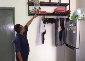 ASUWADI Ismail menunjukkan rak besi dipasang di rumahnya pada kedudukan yang tinggi untuk menempatkan barangan keperluan bagi mengelak ditenggelami banjir sekiranya bencana itu berlaku lagi, dekat Taman Sri Muda, Seksyen 25 di Shah Alam, Selangor.