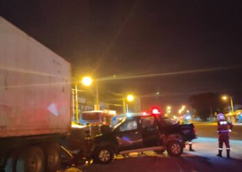 KEADAAN kenderaan pacuan empat roda yang melanggar treler tepi jalan di Pantai Remis, Perak, hari ini. - IHSAN JBPM