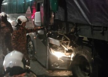 KEADAAN bas ekspres yang melanggar belakang treler muatan besi di Kilometer 264, Lebuh Raya Utara-Selatan arah selatan, Ipoh hari ini. - UTUSAN/JBPM PERAK