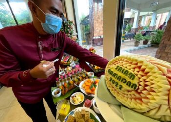 KAKITANGAN resort menyiapkan dekorasi untuk bufet Ramadan di TABBR, Pasir Puteh. - UTUSAN/TOREK SULONG