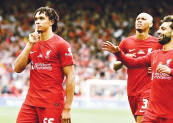 Trent Alexander-Arnold turut meledak gol buat Liverpool.