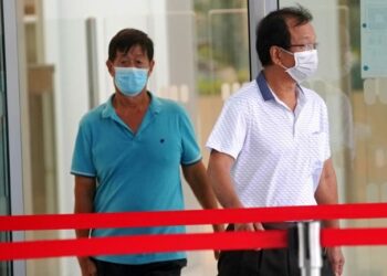 Ng Kiong Hoe (kiri) bersama Cheng Lee Meng (kanan) dihadapkan ke mahkamah kerana menceroboh kawasan larangan tentera. - AGENSI