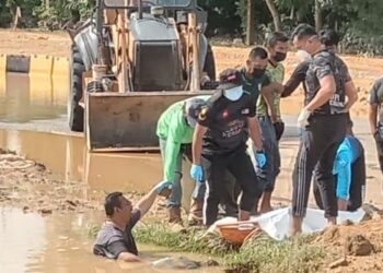 MAYAT Rahim Deraman ditemukan mati dalam limpahan air banjir berhampiran Balai Polis Pasir Gajah di Kemaman, hari ini.