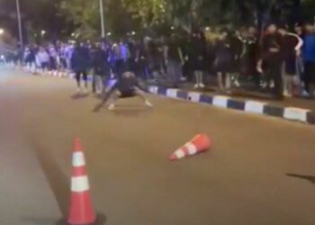 TANGKAP layar video memaparkan penyokong TFC melakukan kekecohan di luar Stadium Sultan Mizan Zainal Abidin, Kuala Nerus, Terengganu semalam. - UTUSAN/PUQTRA HAIRRY ROSLI