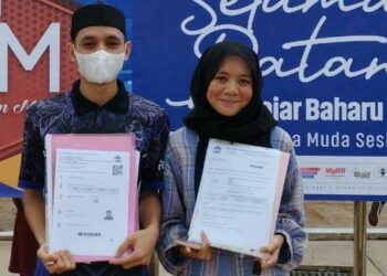 NUR Arifah Mohd. Hanafiah dan adiknya, Fakhri Adam menunjukkan surat tawaran pendaftaran pengajian di UMT bagi sesi 2022/2023 di Kuala Nerus, Terengganu, semalam.