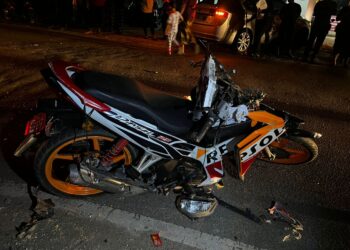 KEADAAN motosikal jenis Honda Dash 125 ditunggangi Mohd. Azman Mat Salleh setelah terlibat dalam kemalangan di Jalan Rawai-Padang Limau Nipis dekat Kampung Bukit Damai, Bukit Payung, Marang.