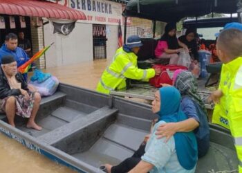 SEBAHAGIAN daripada mangsa banjir yang dipindahkan di PPS di Besut, Terengganu, baru-baru ini.