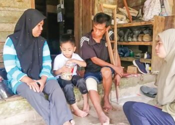 NUR Sofea Izani Sofian (kanan) bersama ibu bapanya, Sofian Mohammad dan Zazani Mohd. Nordin di rumah mereka 
di Kampung Durian Kasim, Ajil, Hulu Terengganu. – FOTO/NOOR HAYATI MAMAT