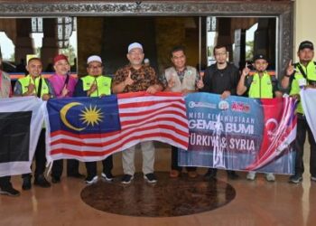 WAN Sukairi Wan Abdullah (enam dari kiri) bersama para Sukarelawan sebelum pelepasan Program Misi Kemanusiaan ke Turkiye di Lapangan Terbang Sultan Mahmud, Kuala Terengganu, semalam.