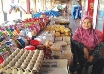 ZAINAB Che Ne menunggu pelanggan yang singgah di gerainya di R&R Bukit Besi, Dungun, Terengganu. - FOTO/NIK NUR IZZATUL HAZWANI NIK ADNAN