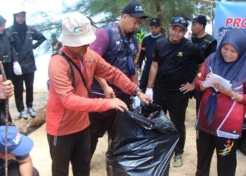 SEBAHAGIAN daripada peserta yang menyertai gotong-royong yang dijalankan MRL dan PTG Terengganu di Pulau Rhu, Besut, semalam. - FOTO/IHSAN MRL