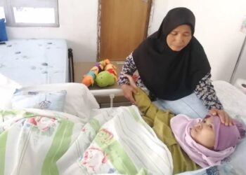NOORAIN Farhanah Abdul Ghani yang menghidap kanser kini dijaga sepenuhnya oleh ibu, Senah Mat Zin di Felda Tersat, Ajil, Hulu Terengganu, Terengganu. - FOTO/NOOR HAYATI MAMAT