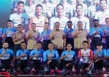 AHMAD Samsuri Mokhtar (lima dari kanan) bersama barisan pelumba TSG pada majlis memperkenalkan pasukan itu di Kuala Terengganu, malam tadi. - FOTO/TENGKU DANISH BAHRI TENGKU YUSOFF