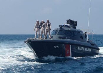 ANGGOTA Maritim Malaysia giat mengesan Rokiah Abd. Rahman yang dikhuatiri lemas selepas mandi-manda di Pantai Kampung Che Wan, Kijal, Kemaman, Terengganu.