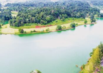 KEADAAN Tasik Puteri, Bukit Besi, Dungun yang didakwa tercemar dengan bahan asid dari kolam tadahan di tapak perlombongan bijih besi berdekatan. – FOTO/PUQTRA HAIRRY ROSLI