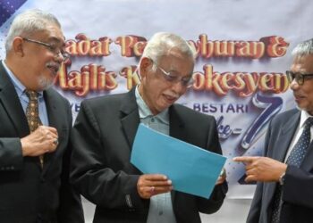 DR. TENGKU Mahmud Mansor (tengah) bersama ahli pengurusan kanan UCB berbincang persiapan Istiadat Kemasyhuran dan Majlis Konvokesyen UCB di Kuala Terengganu, baru-baru ini.