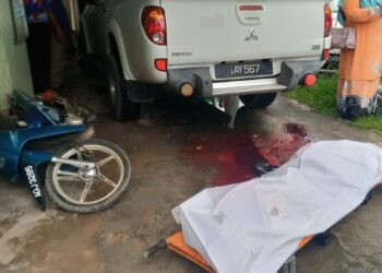 MAYAT Siti Nur Shahira Makhtar ditutup selepas dibawa keluar dari bawah pacuan empat roda di Kampung Wakaf Tengah, Kuala Terengganu, hari ini. - FOTO/TENGKU DANISH BAHRI TENGKU YUSOFF