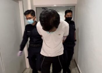 MOHD. Anuar Wahab (depan) yang dituduh melakukan amang seksual terhadap seorang pelajar perempuan dibawa di Mahkamah Sesyen Kuala Terengganu, hari ini. - FOTO/TENGKU DANISH BAHRI TENGKU YUSOFF