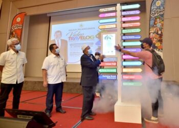 ARIFFIN Deraman (tiga dari kiri) ketika melancarkan video travelog Beautiful Terengganu di Hotel Paya Bunga (PB) di Kuala Terengganu.