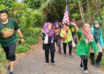 SEBAHAGIAN kakitangan JPN Terengganu dan pengamal media mendaki Bukit Besar sempena sambutan Hari Kebangsaan 2022 di Kuala Terengganu, hari ini. - FOTO/KAMALIZA KAMARUDDIN