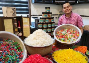 MUHAMMAD Shohimil Hafizz Salleh menunjukkan agar-agar kering yang dihasilkan di rumahnya di Kampung Undang, Kuala Terengganu, semalam. – FOTO/KAMALIZA KAMARUDDIN
