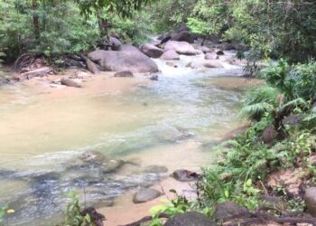 SUASANA sunyi tanpa kehadiran pengunjung di kawasan rekreasi Lata Ulu Kekabu, Setiu, selepas kejadian kepala air, semalam. - FOTO/TENGKU DANISH BAHRI TENGKU YUSOFF