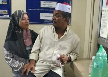 A. SUHIMI Salleh ditenangkan salah seorang anaknya ketika menuntut jenazah anaknya, Muhammad Aman di Hospital Kemaman, Terengganu.