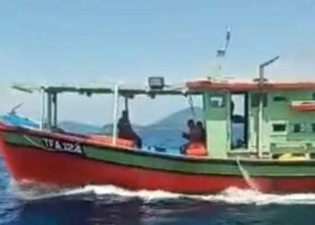 BOT yang dinaiki enam nelayan dilaporkan karam kira-kira 10 batu nautika dari Pulau Redang, Kuala Terengganu, Isnin lalu.