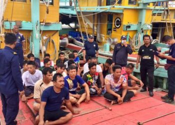 SEBAHAGIAN kru daripada salah sebuah bot nelayan tempatan yang ditahan setelah menceroboh perairan Terengganu di Marang, semalam.