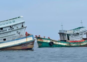 DUA daripada tiga bot nelayan Vietnam yang dijadikan tukun tiruan di Pulau Kapas, Marang, Terengganu, semalam.