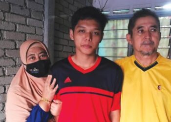 MUHAMMAD Danish Hakim Mohd. Radzi (tengah) bersama neneknya, Wan Zaini Wan Abdullah dan datuknya, Aziz Mustafa di Taman Rakyat, Dungun, Terengganu, semalam. – FOTO/NIK NUR IZZATUL HAZWANI NIK ADNAN