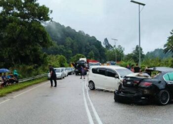 KEADAAN kenderaan yang terlibat dalam kemalangan maut di Kilometer 76 Jalan Jerangau-Jabor berhampiran Bandar Bukit Besi, Dungun, petang tadi. - FOTO/NIK NUR IZZATUL HAZWANI NIK ADNAN