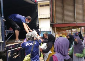 ANTARA 82 calon peperiksaan SPM SMK Air Putih yang dipindahkan ke SMK Cheneh Baru di Kemaman kerana banjir. - FOTO/NIK NUR IZZATUL HAZWANI NIK ADNAN