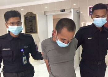 SEORANG penganggur yang dituduh mencederakan adik kandungnya dibawa ke Mahkamah Majistret Kuala Terengganu, hari ini. - FOTO/TENGKU DANISH BAHRI TENGKU YUSOFF