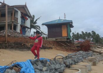 SATU unit bilik di Chalet Birra Pata kini menunggu masa runtuh akibat hakisan teruk di  Pantai Kampung Tanjung di Batu Rakit di Kuala Nerus. - UTUSAN/PUQTRA HAIRRY ROSLI