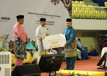 SULTAN Mizan Zainal Abidin (tengah) menyampaikan replika cek kepada wakil kumpulan yang muncul johan perarakan Maulidur Rasul peringkat negeri Terengganu di Stadium Tertutup Gong Badak, Kuala Nerus, Terengganu, hari ini. - UTUSAN/KAMALIZA KAMARUDDIN