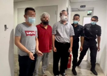 TIGA pemandu e-hailing yang  dituduh menyeludup seramai 16 PAT dibawa ke Mahkamah Sesyen Kuala Terengganu, hari ini. - FOTO/TENGKU DANISH BAHRI TENGKU YUSOFF