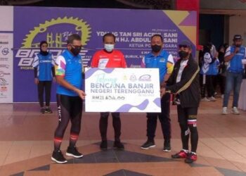 AHMAD Samsuri Mokhtar (dua, dari kiri) dan Zaini Jass (dua, dari kanan) menyaksikan penyampaian replika cek untuk Tabung Bencana Banjir Terengganu di Dataran Batu Buruk di Kuala Terengganu, hari ini.