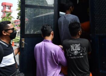 GURU KAFA (tengah) yang didakwa mencederakan seorang murid dibawa ke Mahkamah Kuala Terengganu untuk mendapatkan perintah reman, hari ini.